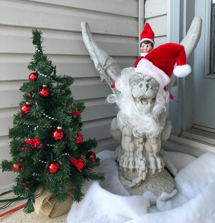 "Karen" Keeps Leaving Notes Complaining About Woman's Decorations, Woman Responds By Adding Even More "Karen" Keeps Leaving Notes Complaining About Woman's Decorations, Woman Responds By Adding Even More