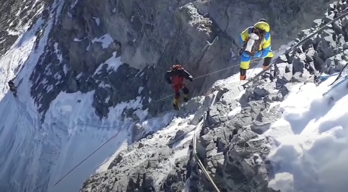 Alpinist Organizes A Massive Clean-Up Of Mount Everest, Removes 8.5 Tons Of Rubbish Alpinist Organizes A Massive Clean-Up Of Mount Everest, Removes 8.5 Tons Of Rubbish