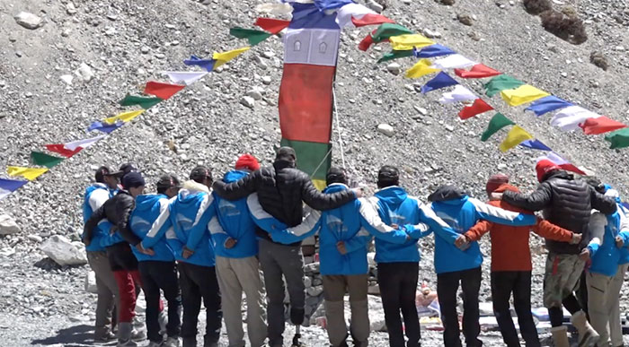 Alpinist Organizes A Massive Clean-Up Of Mount Everest, Removes 8.5 Tons Of Rubbish