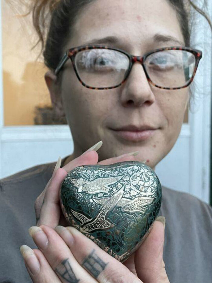 Woman Realizes The $1 "Paperweight" She Bought Is Actually An Urn With Someone's Ashes, Finds The Owners Woman Realizes The $1 "Paperweight" She Bought Is Actually An Urn With Someone's Ashes, Finds The Owners