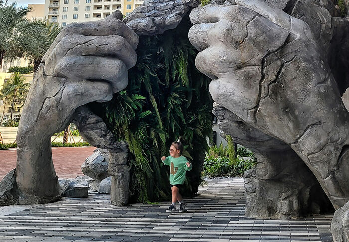 Giant Sculpture Of A Woman Opening Her Chest To Reveal A Fern-Covered Tunnel Appears In Florida Giant Sculpture Of A Woman Opening Her Chest To Reveal A Fern-Covered Tunnel Appears In Florida