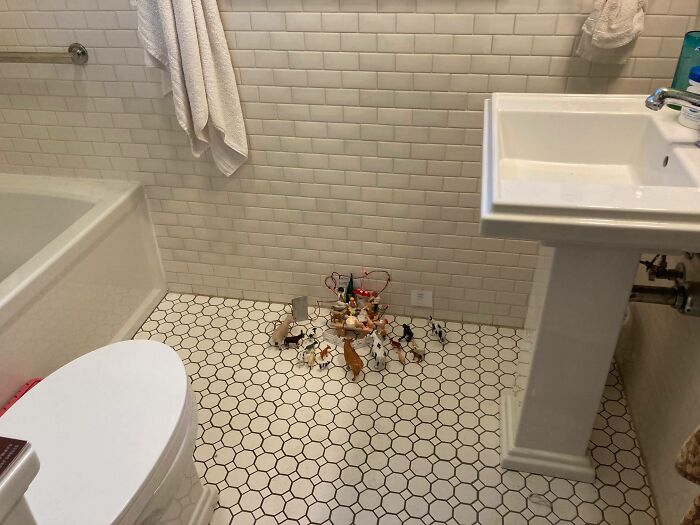 Mom Tries Teaching Her Daughter A Lesson On Picking Up Dirty Clothes, But The Daughter Keeps 'One-Upping' Her Mom Tries Teaching Her Daughter A Lesson On Picking Up Dirty Clothes, But The Daughter Keeps 'One-Upping' Her