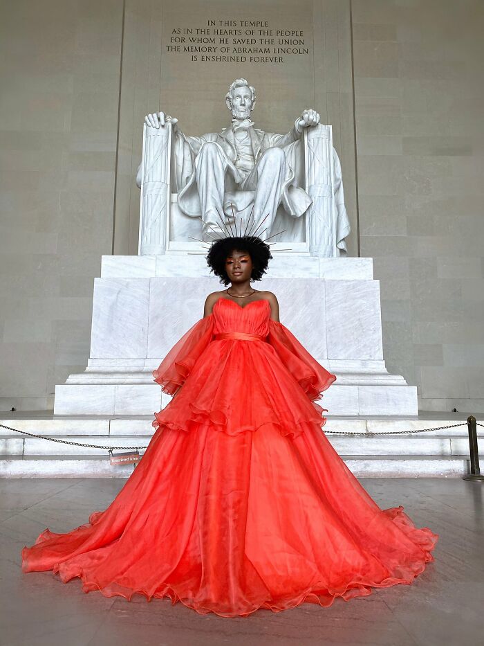 18-Year-Old High School Graduate Wears Her Prom Dress To A Tourist Spot, Gets An Impromptu Photoshoot 18-Year-Old High School Graduate Wears Her Prom Dress To A Tourist Spot, Gets An Impromptu Photoshoot
