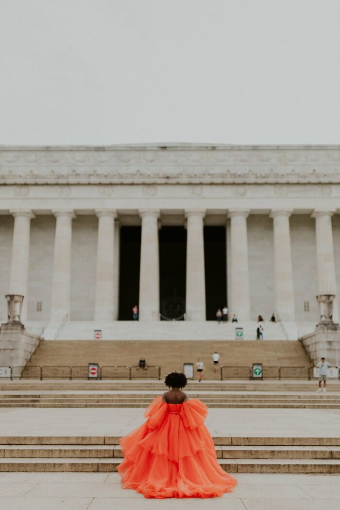 18-Year-Old High School Graduate Wears Her Prom Dress To A Tourist Spot, Gets An Impromptu Photoshoot 18-Year-Old High School Graduate Wears Her Prom Dress To A Tourist Spot, Gets An Impromptu Photoshoot
