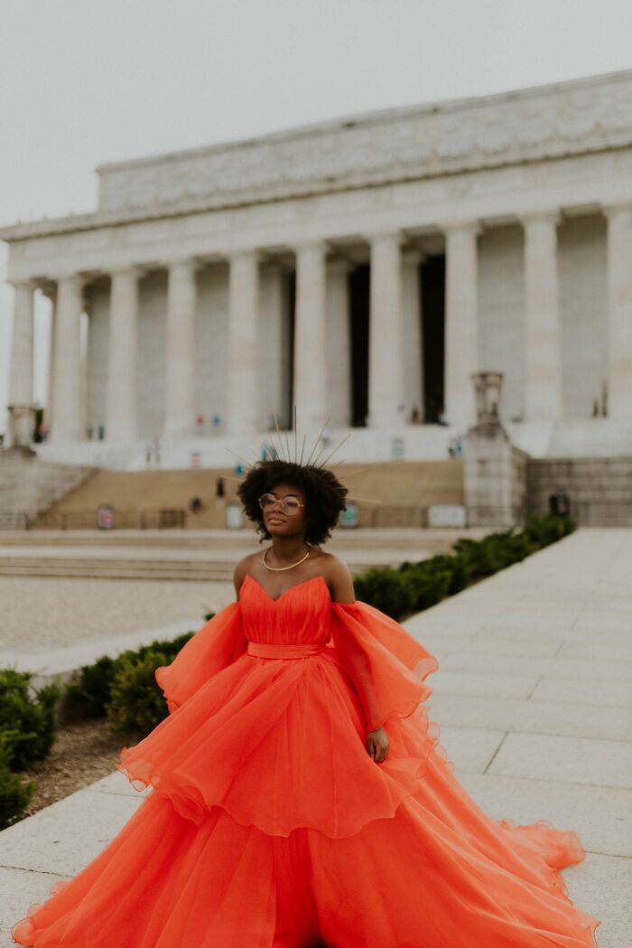 18-Year-Old High School Graduate Wears Her Prom Dress To A Tourist Spot, Gets An Impromptu Photoshoot 18-Year-Old High School Graduate Wears Her Prom Dress To A Tourist Spot, Gets An Impromptu Photoshoot