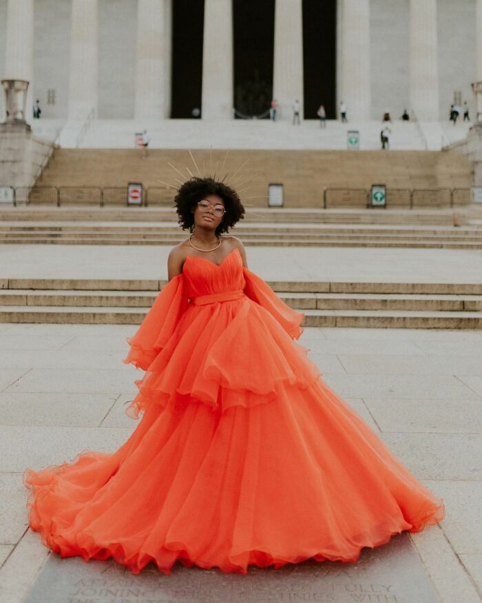 18-Year-Old High School Graduate Wears Her Prom Dress To A Tourist Spot, Gets An Impromptu Photoshoot 18-Year-Old High School Graduate Wears Her Prom Dress To A Tourist Spot, Gets An Impromptu Photoshoot