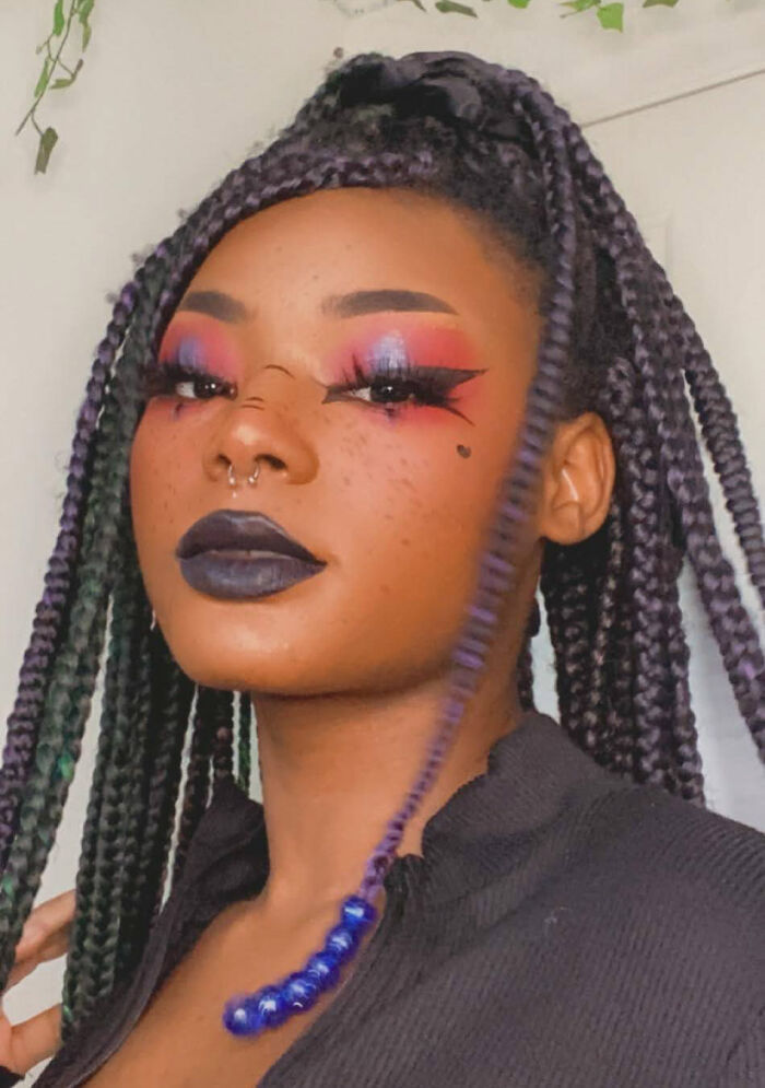 18-Year-Old High School Graduate Wears Her Prom Dress To A Tourist Spot, Gets An Impromptu Photoshoot 18-Year-Old High School Graduate Wears Her Prom Dress To A Tourist Spot, Gets An Impromptu Photoshoot