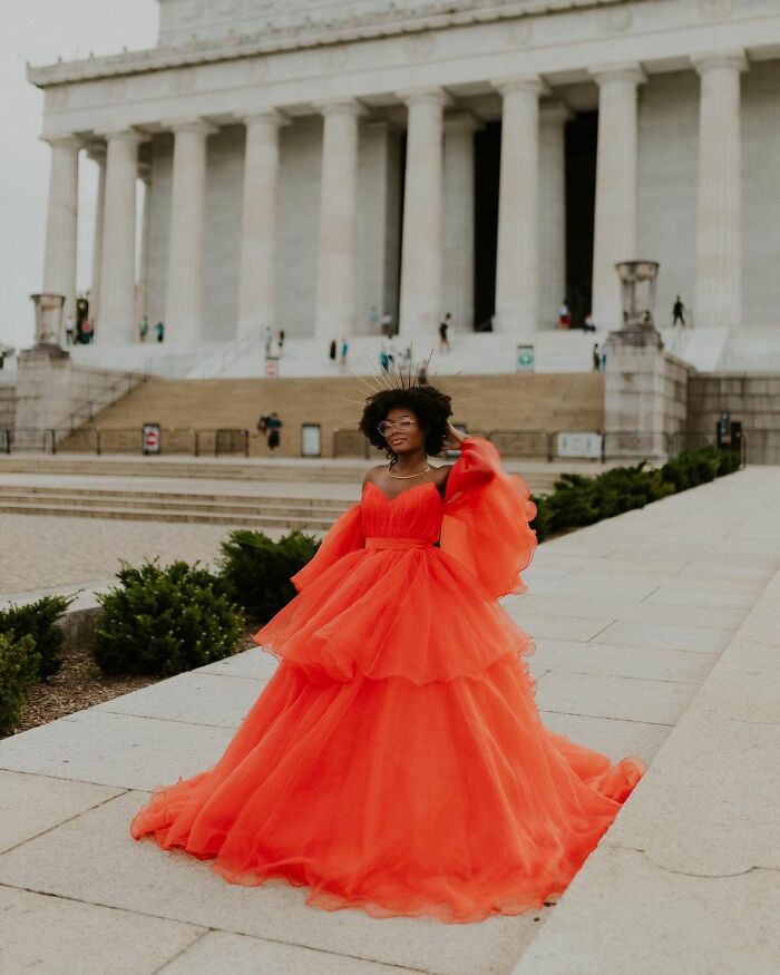 18-Year-Old High School Graduate Wears Her Prom Dress To A Tourist Spot, Gets An Impromptu Photoshoot 18-Year-Old High School Graduate Wears Her Prom Dress To A Tourist Spot, Gets An Impromptu Photoshoot