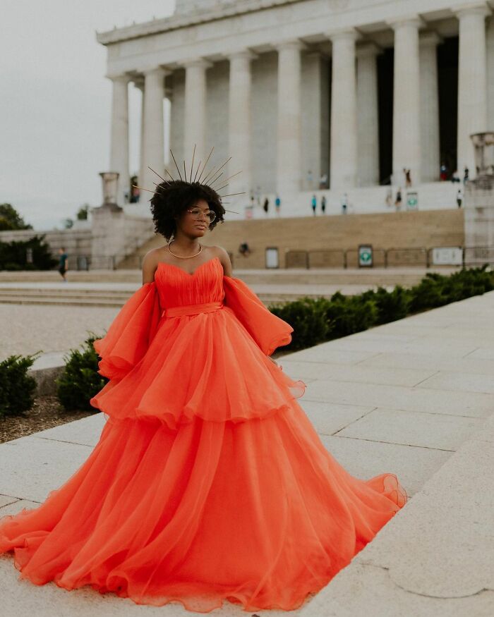 18-Year-Old High School Graduate Wears Her Prom Dress To A Tourist Spot, Gets An Impromptu Photoshoot