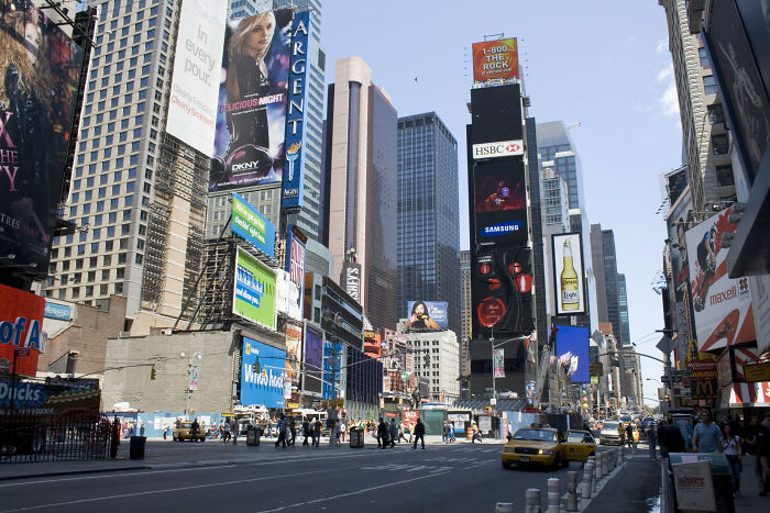 Local People Share 30 Things Tourists Do That Make Them Stand Out As A Non-Local