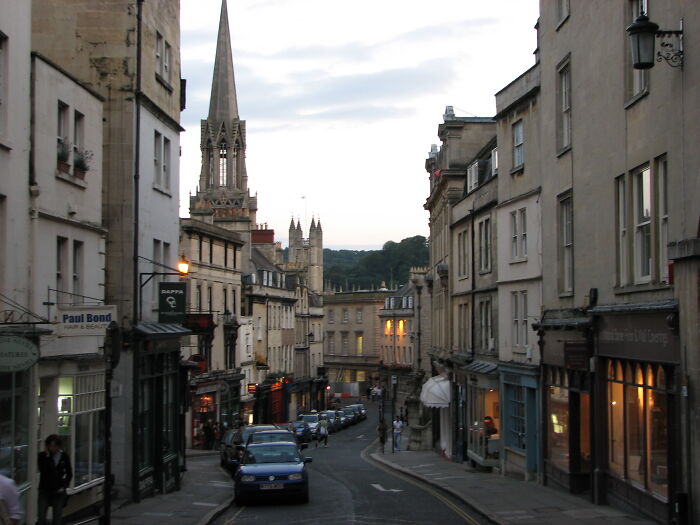 Local People Share 30 Things Tourists Do That Make Them Stand Out As A Non-Local