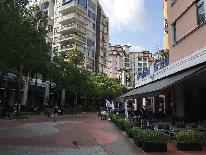 Local People Share 30 Things Tourists Do That Make Them Stand Out As A Non-Local