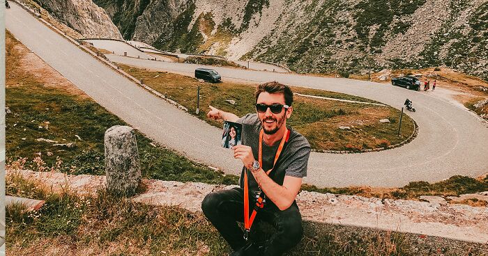 My Girlfriend Couldn’t Join Me On A Trip To Europe Last Year, So I Printed A Few Of Her Photos And Took Selfies Everywhere (32 Pics)