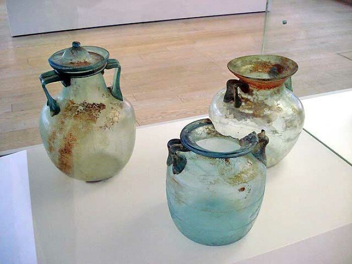 Guy Can&rsquo;t Replace Wife&rsquo;s Exclusive Broken Glassware Bought Abroad, Good Samaritans On Twitter Make It Happen