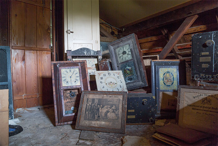 I Found An Abandoned 19-Century Cottage That Belonged To An Enigmatic Clockmaker And Collector Of Curios (27 Pics)