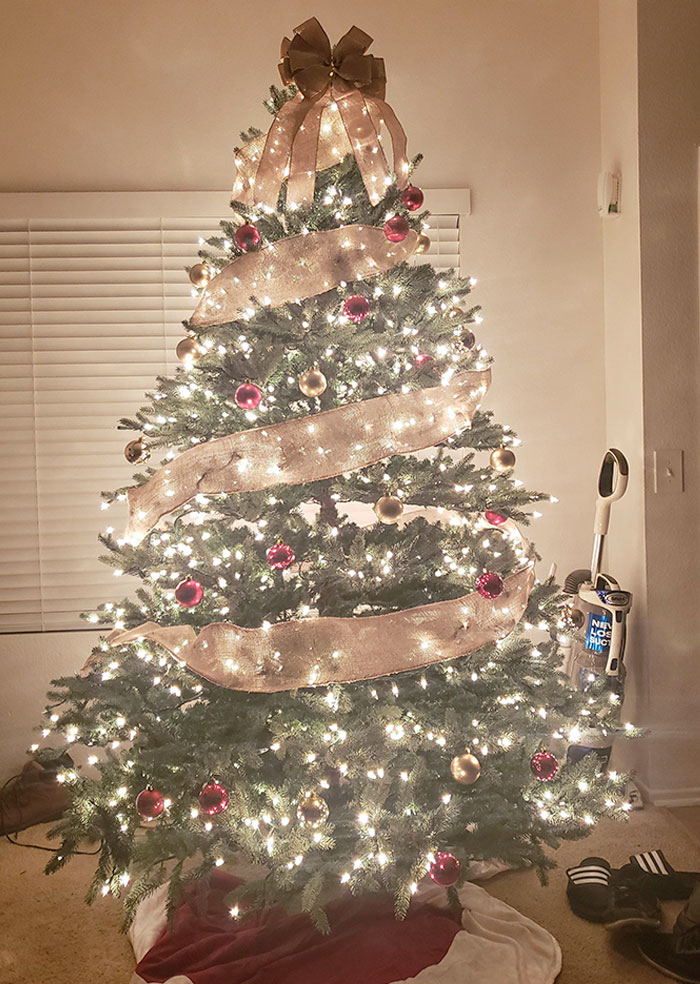 I Haven't Had A Proper Christmas Tree In Over 10 Years Due To Life Circumstances. 2020 Is Bad But This Made Me Happy