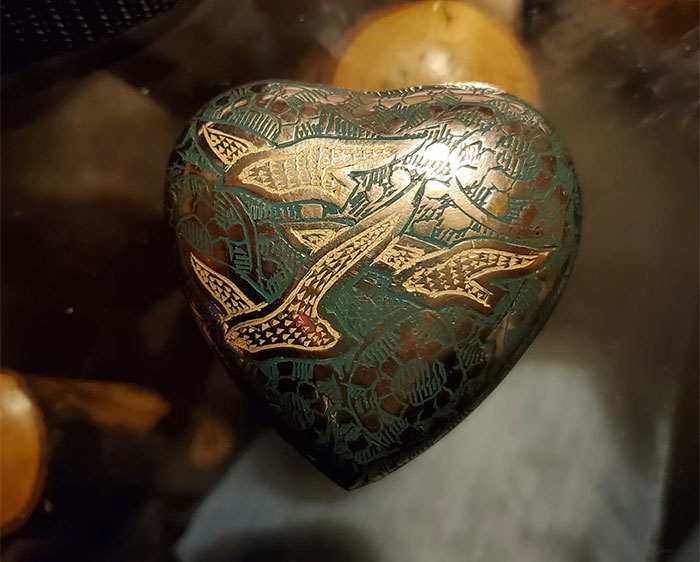 Woman Realizes The $1 “Paperweight” She Bought Is Actually An Urn With Someone’s Ashes, Finds The Owners