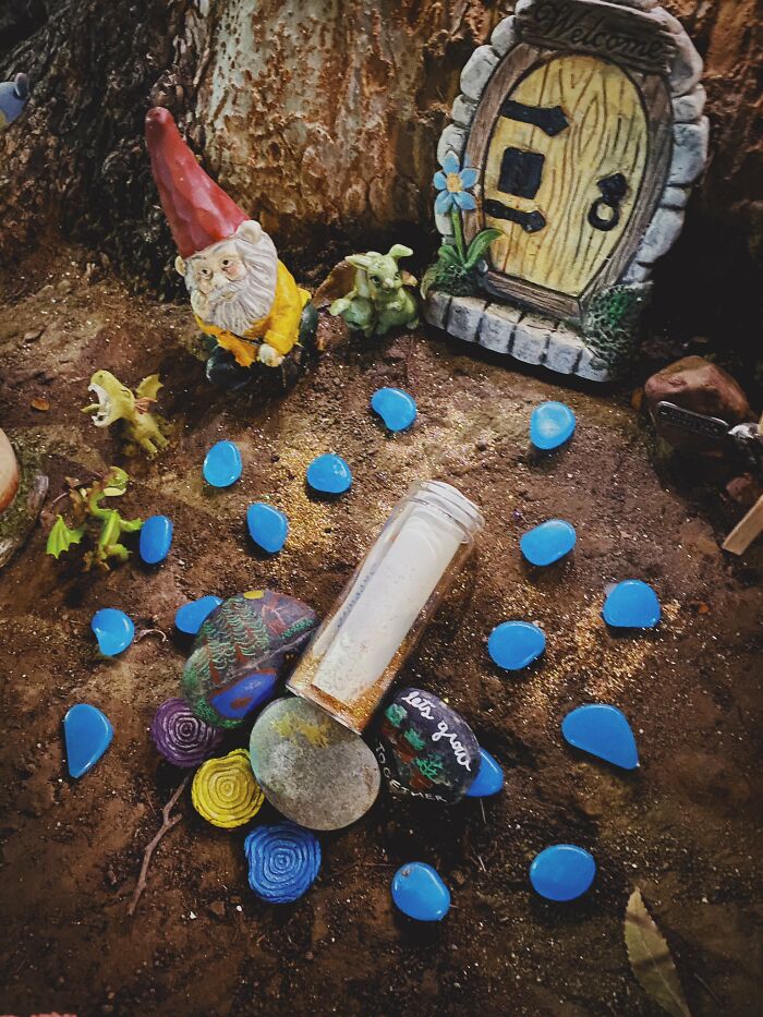 4-Year-Old Feels Lonely In Quarantine, Sets Up A Fairy Garden, Her Neighbor Notices And Pretends To Be A Fairy Named Sapphire For 9 Months 4-Year-Old Feels Lonely In Quarantine, Sets Up A Fairy Garden, Her Neighbor Notices And Pretends To Be A Fairy Named Sapphire For 9 Months