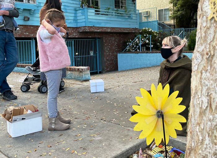 4-Year-Old Feels Lonely In Quarantine, Sets Up A Fairy Garden, Her Neighbor Notices And Pretends To Be A Fairy Named Sapphire For 9 Months