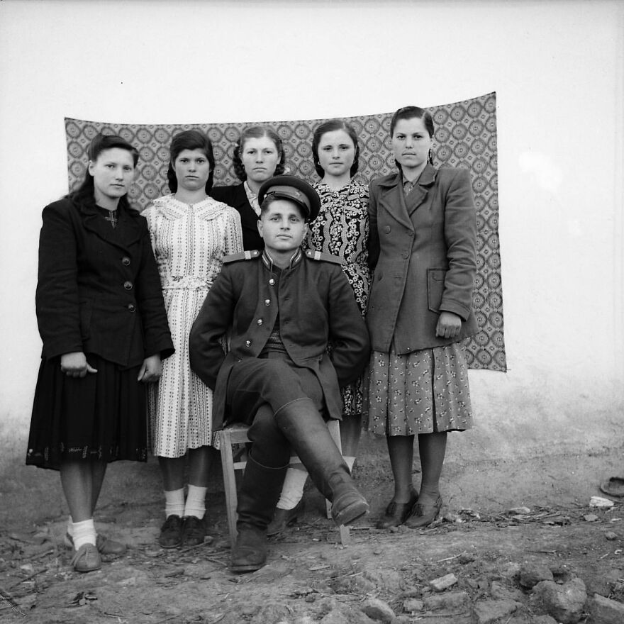 Person Sets Out To Find People From Photos That Were Taken 50 Years Ago, Finds 6 Of Them Person Sets Out To Find People From Photos That Were Taken 50 Years Ago, Finds 6 Of Them