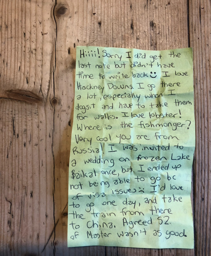 Cat Brings Its Parents A Note From The Neighbors He Visits, They Become Pen Pals With The Cat As Their Postman Cat Brings Its Parents A Note From The Neighbors He Visits, They Become Pen Pals With The Cat As Their Postman