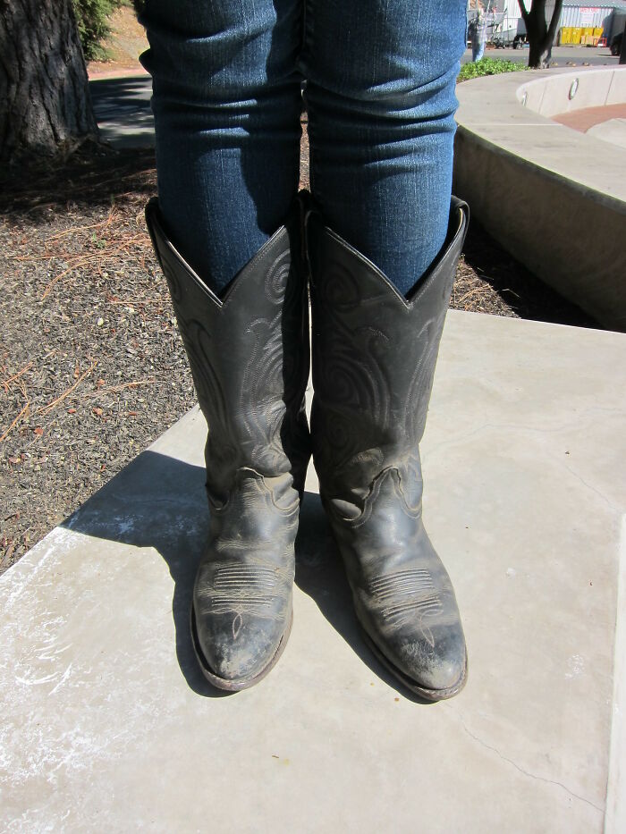 30 Hidden Dress Codes Folks Use To Send Signals About Themselves Shared In This Online Group