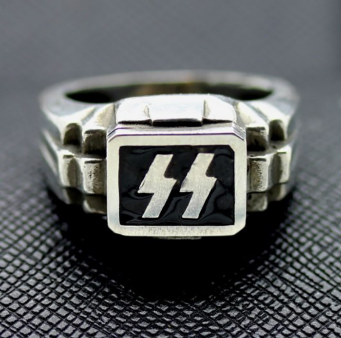 30 Hidden Dress Codes Folks Use To Send Signals About Themselves Shared In This Online Group