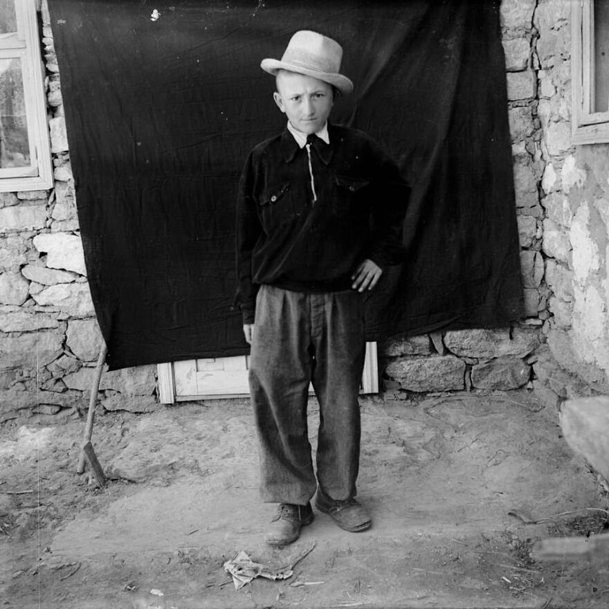 Person Sets Out To Find People From Photos That Were Taken 50 Years Ago, Finds 6 Of Them Person Sets Out To Find People From Photos That Were Taken 50 Years Ago, Finds 6 Of Them