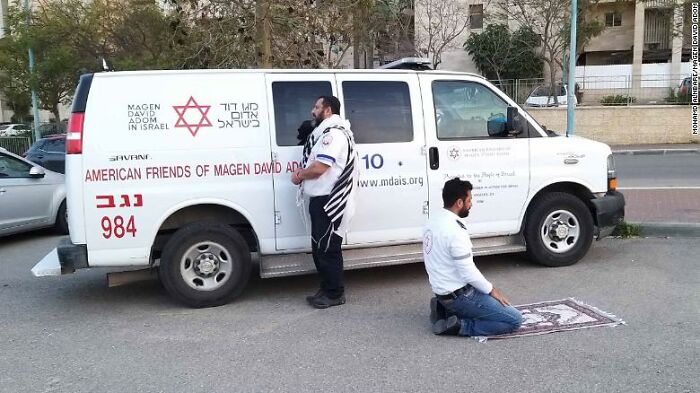 A Powerful Photo Of Muslim And Jewish Paramedics Praying Together Goes Viral A Powerful Photo Of Muslim And Jewish Paramedics Praying Together Goes Viral