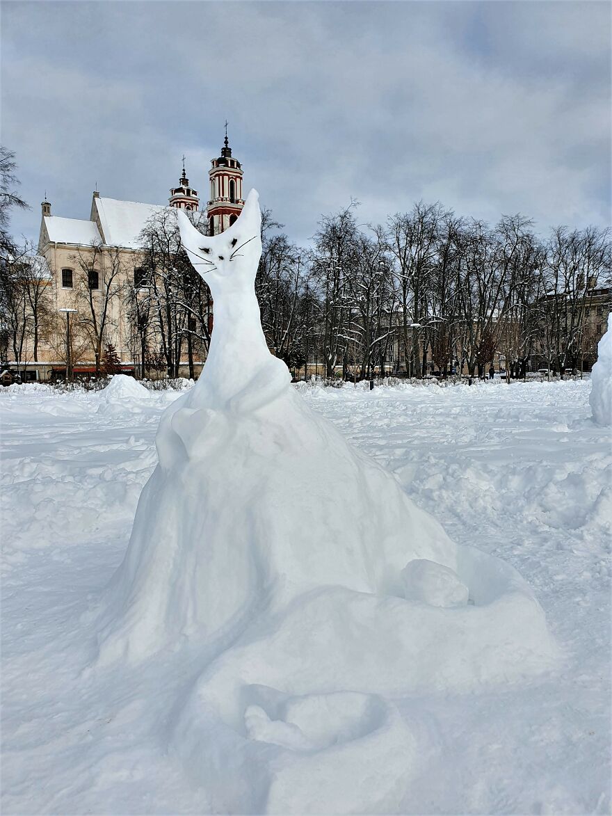 35 Mind-Blowing Photos Of Snow Sculptures In Lithuania, From Octopuses To A Human-Size Pikachu