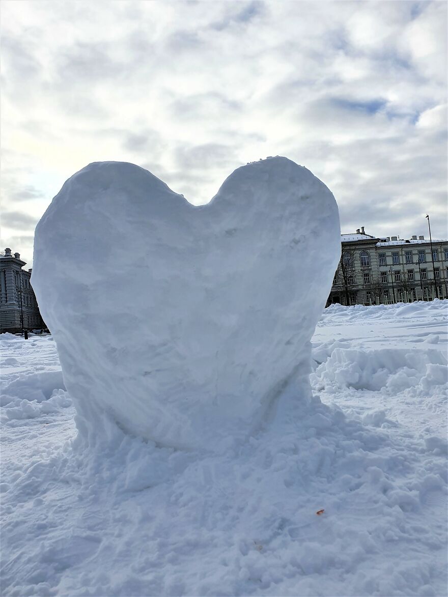 35 Mind-Blowing Photos Of Snow Sculptures In Lithuania, From Octopuses To A Human-Size Pikachu