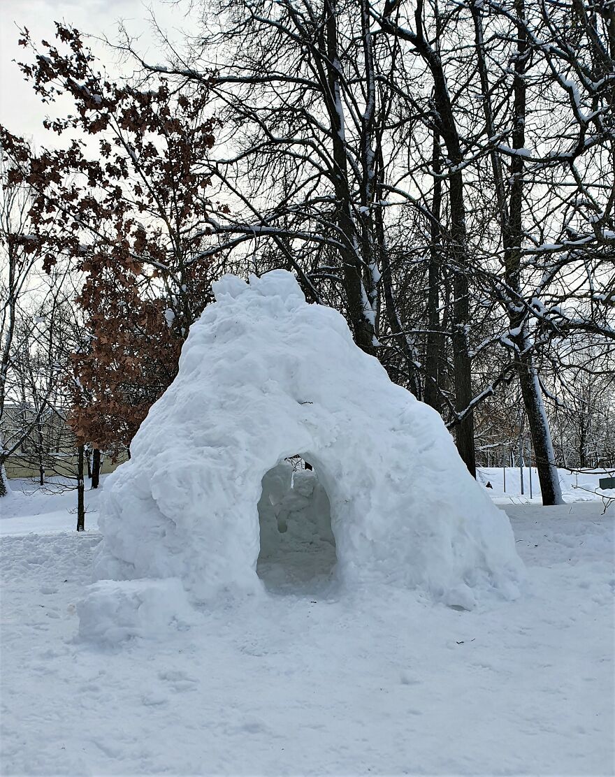 35 Mind-Blowing Photos Of Snow Sculptures In Lithuania, From Octopuses To A Human-Size Pikachu