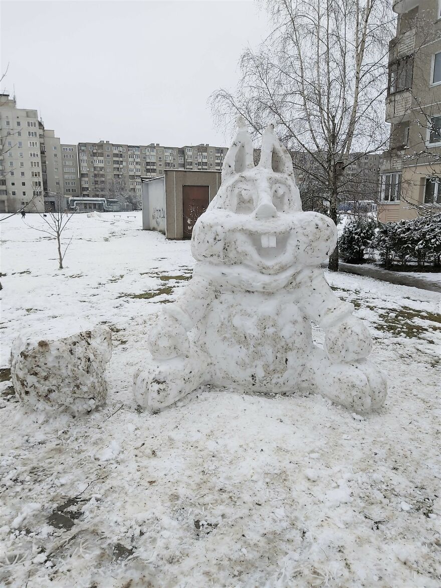 35 Mind-Blowing Photos Of Snow Sculptures In Lithuania, From Octopuses To A Human-Size Pikachu