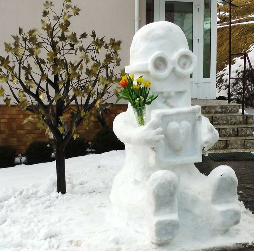 35 Mind-Blowing Photos Of Snow Sculptures In Lithuania, From Octopuses To A Human-Size Pikachu