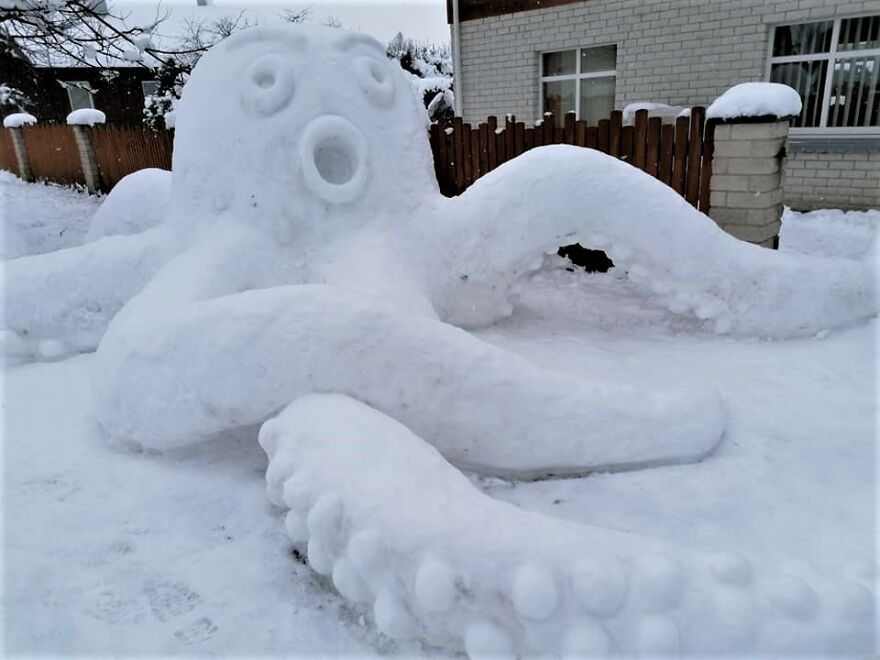 35 Mind-Blowing Photos Of Snow Sculptures In Lithuania, From Octopuses To A Human-Size Pikachu