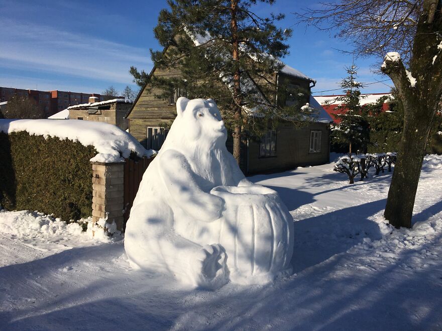 35 Mind-Blowing Photos Of Snow Sculptures In Lithuania, From Octopuses To A Human-Size Pikachu