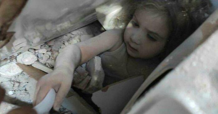 This 3.5 Years Old Little Hero (Ayla Gezgin) Trapped Under A Collapsed Building After İzmir Earthquaqe, Survived By Herself For 91 Hours And Just Got Resqued Couple Hours Ago
