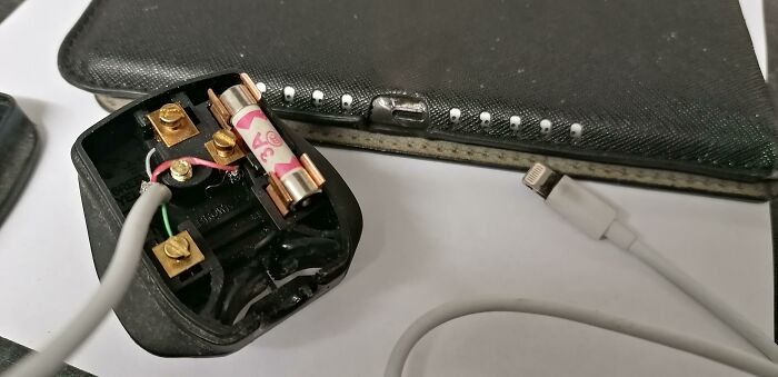 In Case Anyone Wondered How To Wire Up Your iPad Charger