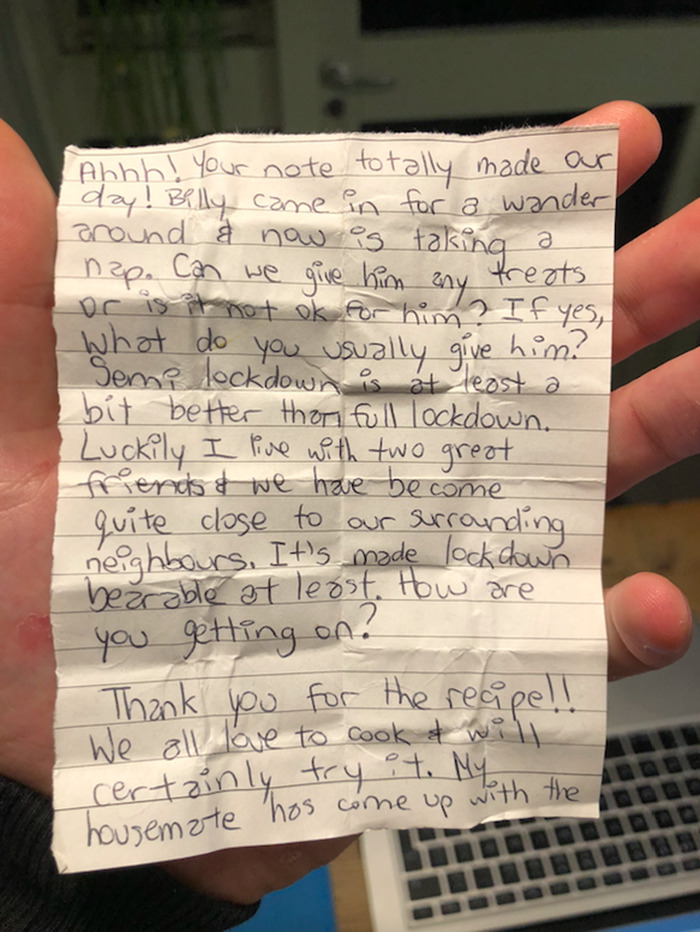 Cat Brings Its Parents A Note From The Neighbors He Visits, They Become Pen Pals With The Cat As Their Postman