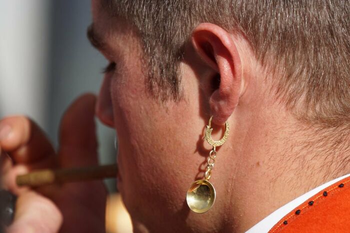 30 Hidden Dress Codes Folks Use To Send Signals About Themselves Shared In This Online Group