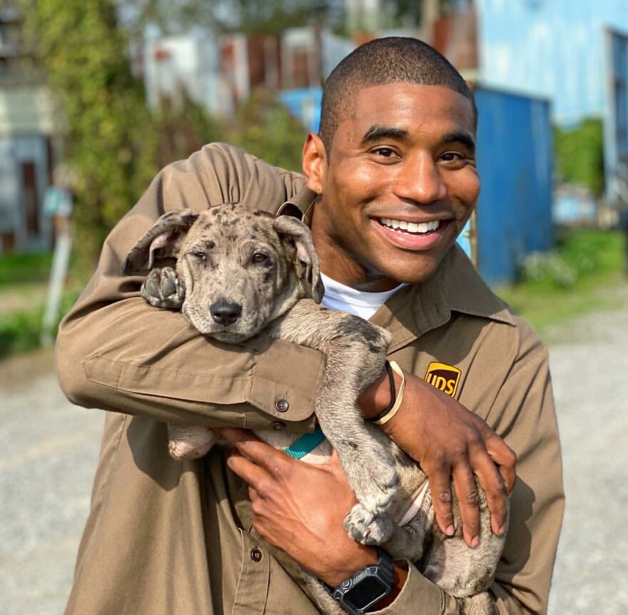 Delivery Man Continues To Take Breaks On The Way To Take Pictures And Pet The Dogs He Meets (New Pics)