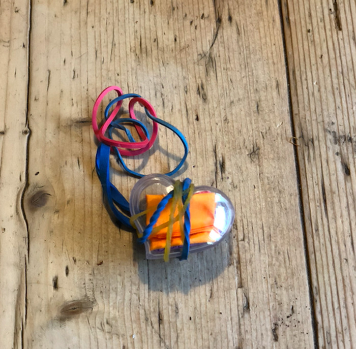 Cat Brings Its Parents A Note From The Neighbors He Visits, They Become Pen Pals With The Cat As Their Postman Cat Brings Its Parents A Note From The Neighbors He Visits, They Become Pen Pals With The Cat As Their Postman