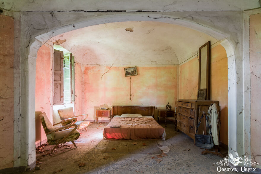 This Cobweb Covered Bedroom Features Wonderful Soft Pink/Peach Colours. These Were Accentuated By The Late Afternoon Sun Shining Through The Open Window