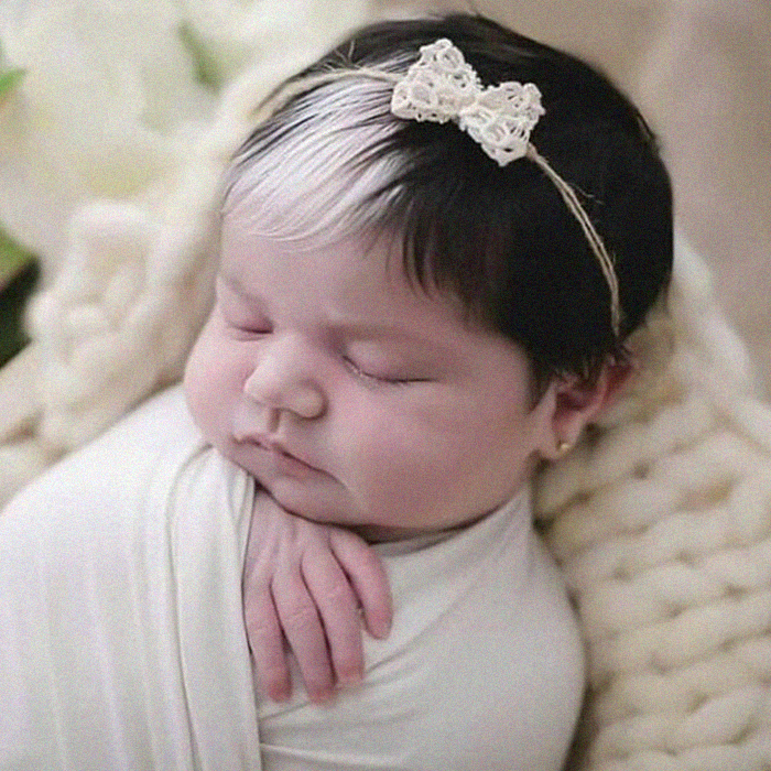 Mother Encourages Her Two-year-old Who Was Born With A White Streak In Her Hair To Embrace Her Uniqueness Mother Encourages Her Two-year-old Who Was Born With A White Streak In Her Hair To Embrace Her Uniqueness
