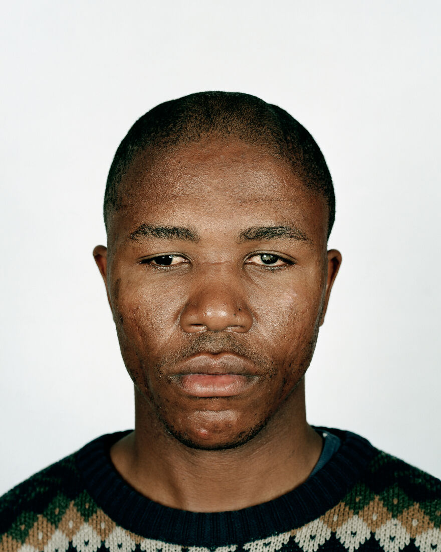 Vunjani Sonjica, Worcester, 2005, "Looking Aside"