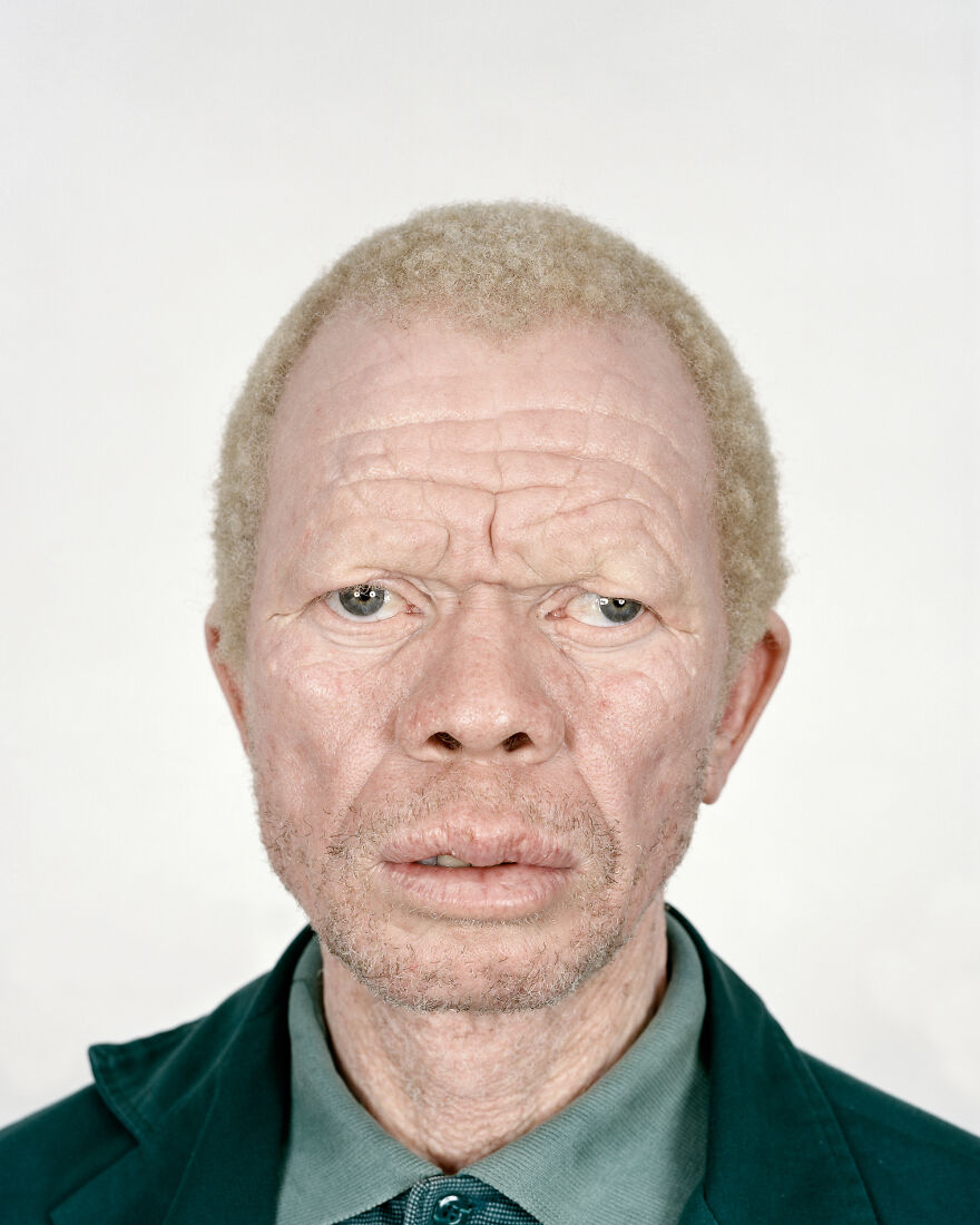 Thulani Magwaza, Kwamashu 2005, "Looking Aside"