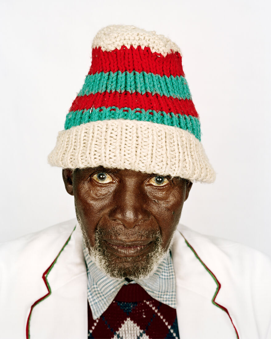 Aron Twala, Vrede, 2006, "Looking Aside"