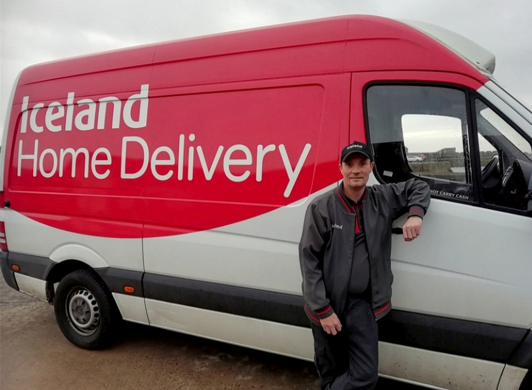 Delivery Driver Is Heartbroken By A Note From His Grieving Customer Looking For A Doggy Companion