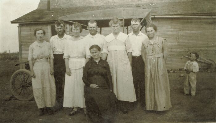 Meet My Great-Great-Grandmother, Sarah Ann, Pictured With Her Children, Including My Great-Grandpa, Rufus (Back Row On The Right). Sarah Ann Was Born In 1871. Married At 15, Widowed At 30 With 7 Children (The Youngest Was Only 1 1/2) And A Farm To Run. I Think This Pic Was Taken Around 1920.