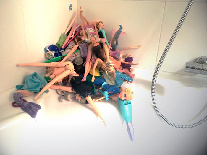 She Who Doesn't Die On The Battlefield Slips In The Bathtub